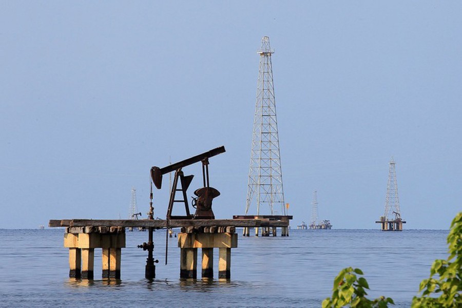 Oil facilities are seen on Lake Maracaibo in Cabimas, Venezuela January 29, 2019. Reuters/File Photo