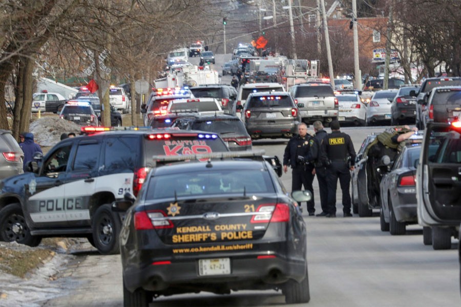 The five police officers who were struck by gunfire and a sixth employee who was wounded were being treated at local hospitals and were expected to survive - Photo collected from internet