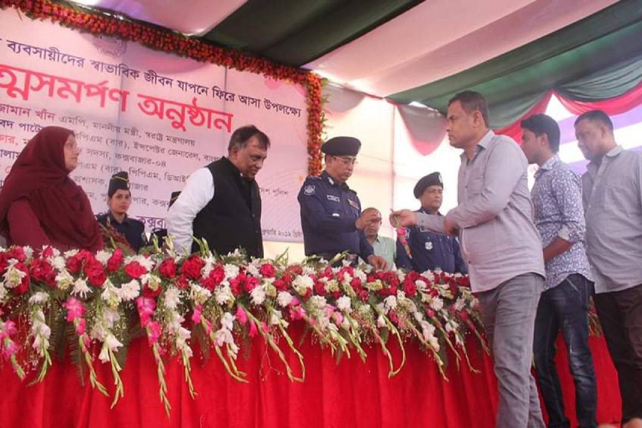 Over 100 Yaba traders surrender to police in Cox’s Bazar 