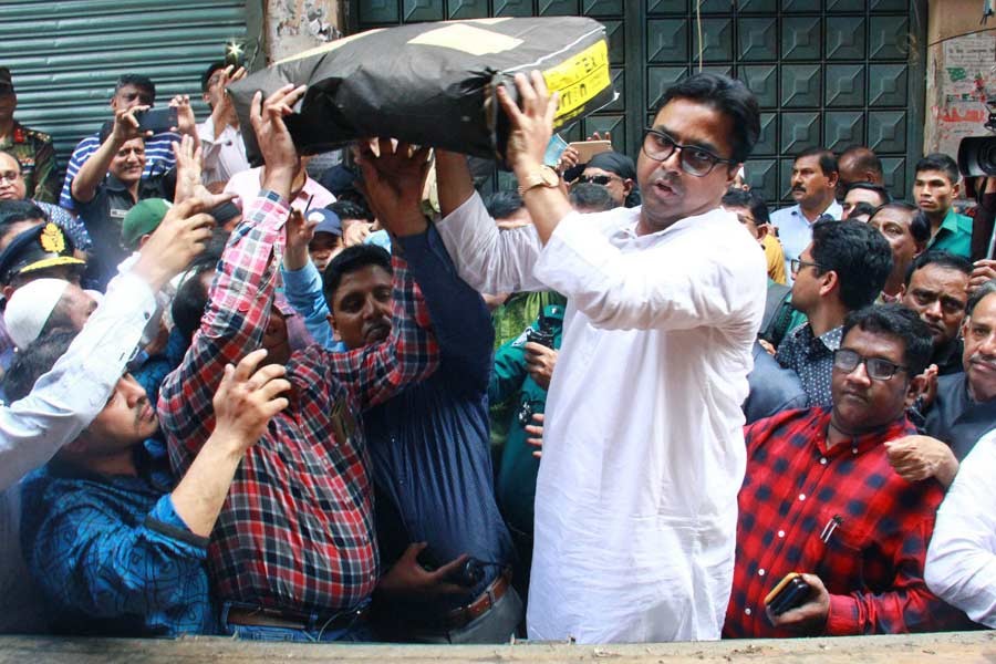 DSCC starts removing illegally stored chemical from Wahed Manzil