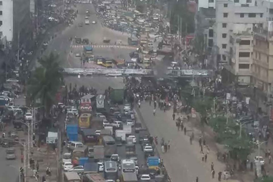 Locals block Uttara road protesting child death