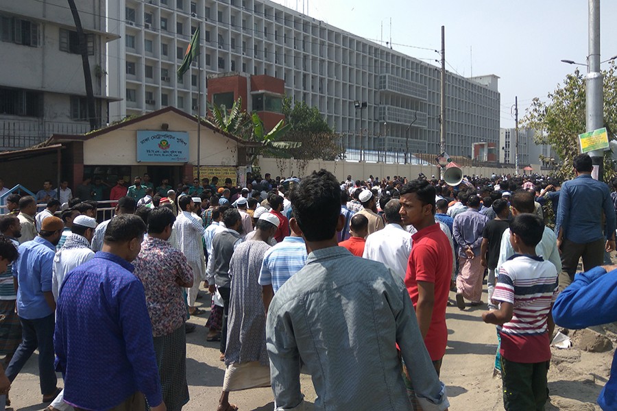 Hawkers protest eviction hampering Paltan traffic