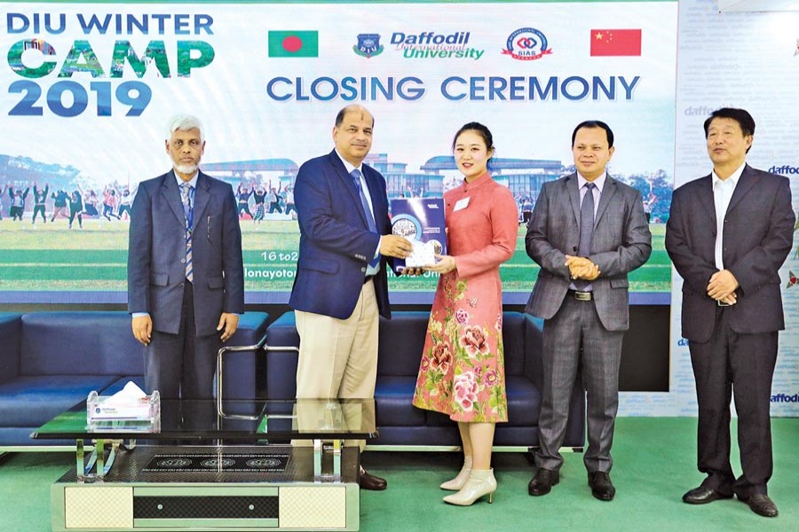 The writer Gao Ziqi, third from left, receiving participation certificate from VC of Daffodil International University Dr. Yousuf Mahbubul Islam in presence of other dignitaries