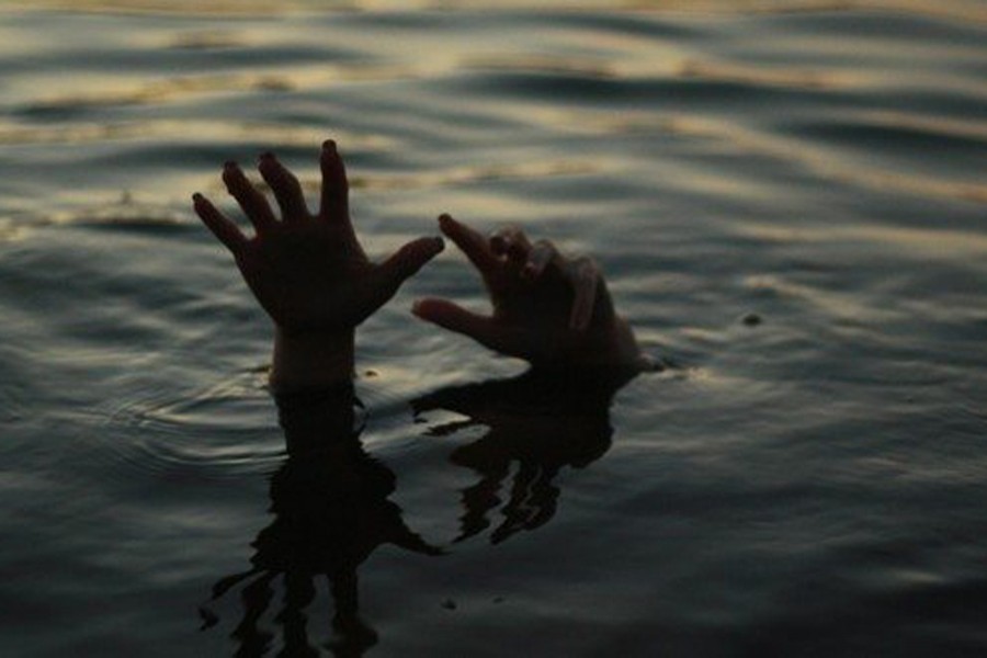 Man drowns in Padma river as hundreds look on