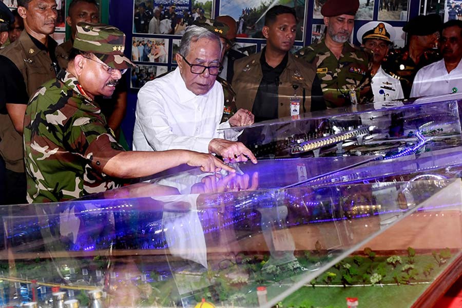 President visits military hardware display