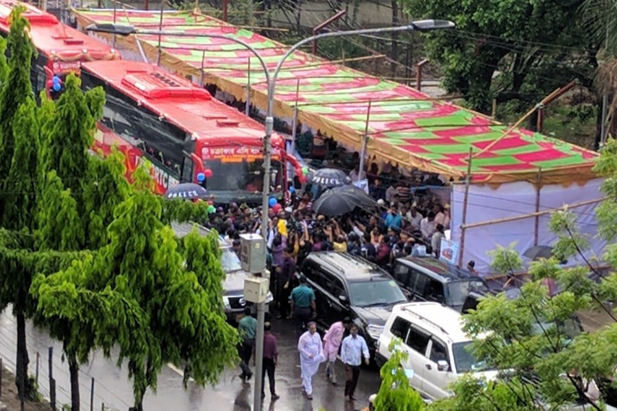 Dhanmondi-Azimpur circular bus service begins journey