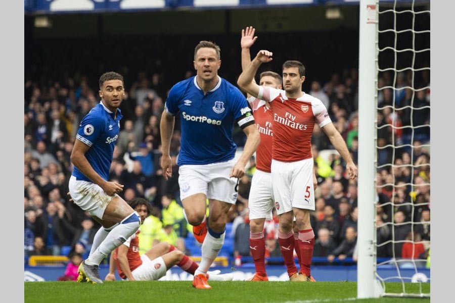 Jagielka strike dents Arsenal top four hopes