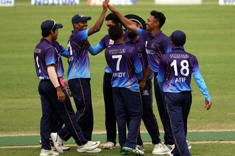 Players of Gazi Group celebrating after getting a wicket of Shinepukur Cricket Club in the DPDCL at Sher-e-Bangla National Cricket Stadium in the city on Monday	— bdnews24.com