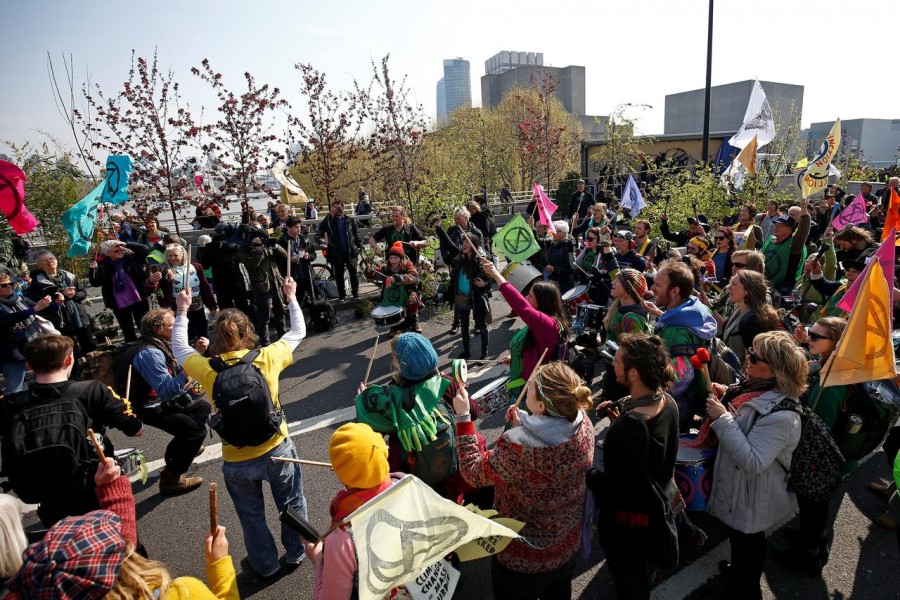 Climate change activists demonstrate on Waterloo Bridge during an Extinction Rebellion protest in London, Britain April 15, 2019 - REUTERS/Henry Nicholls