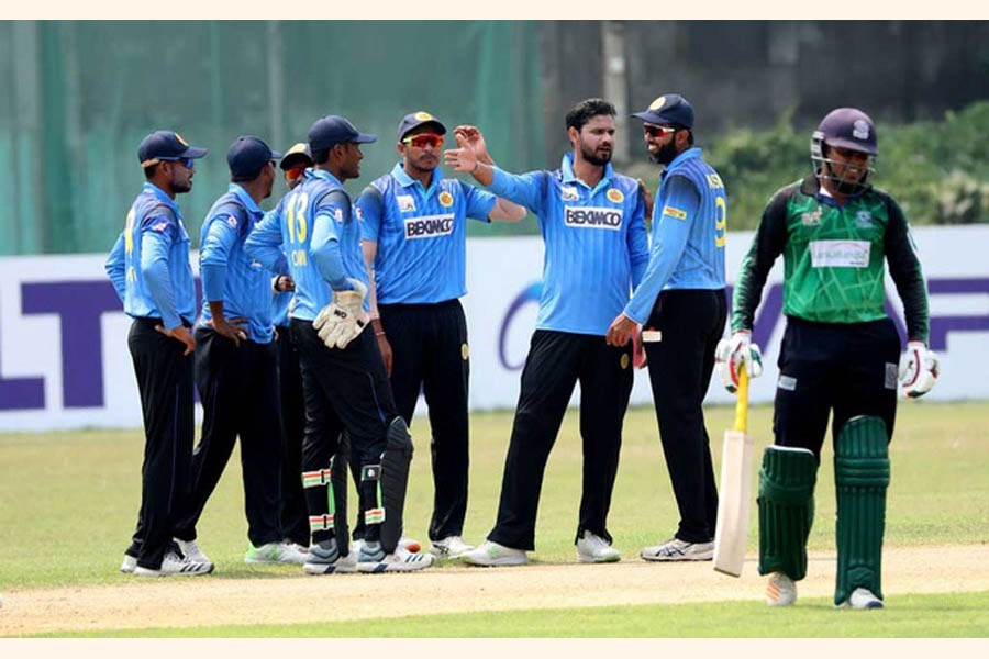 Abahani's Mashrafe Bin Mortaza celebrating with teammates after getting a wicket of Mohammedan Sporting Club in the Dhaka Premier Division Cricket League at BKSP ground, Savar on Wednesday— bdnews24.com