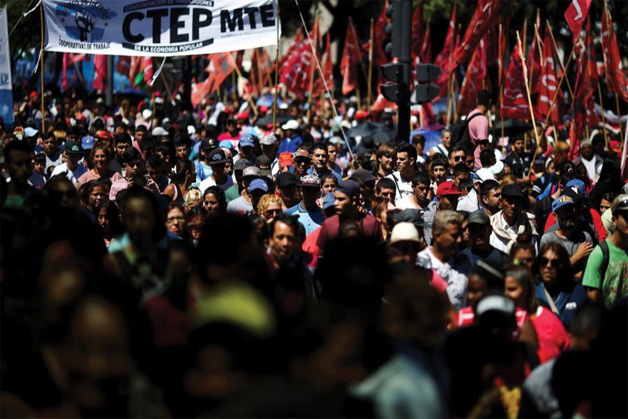 Demonstrators march during a protest against the increase of public rates, in Buenos Aires, Argentina on February 13, 2019.      —Photo: Reuters      