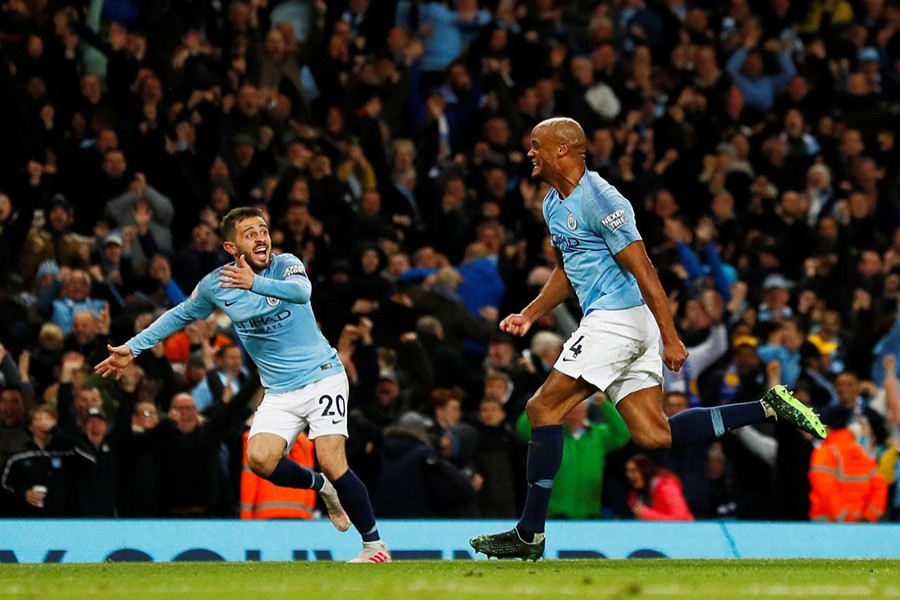 Manchester City captain Vincent Kompany celebrates scoring their lone goal against Leicester City which sends his side to the top of the Premier League again — Reuters action image