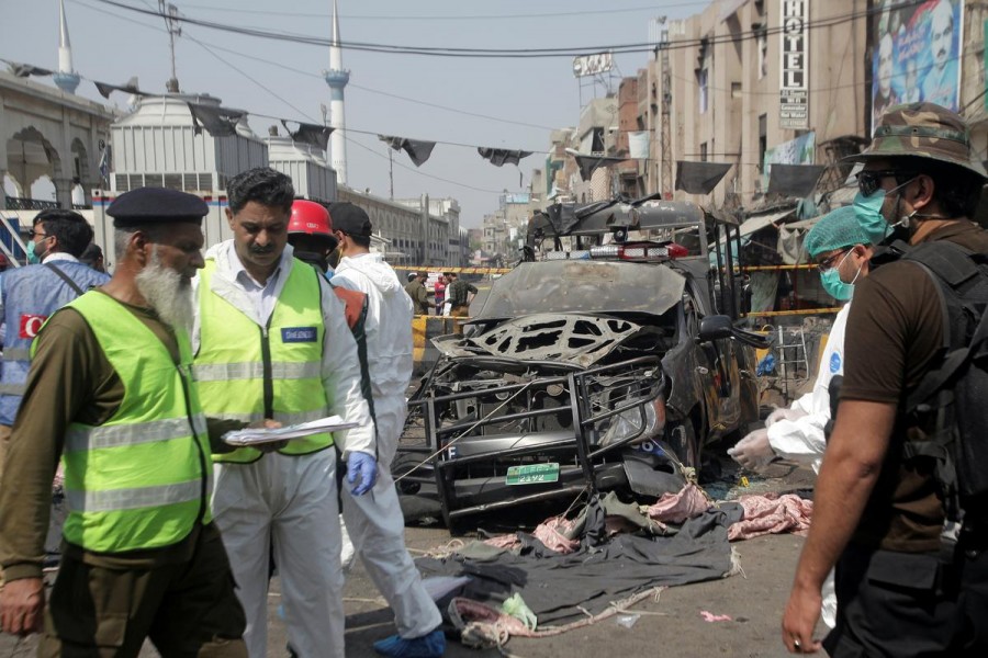 Security officials and members of a bomb disposal team survey the site after a blast in Lahore, Pakistan May 8, 2019. REUERS/Mohsin Raza