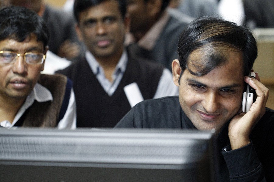 Investors react while monitoring stock price movements on computer screens at a brockerage house in the capital city — FE/Files