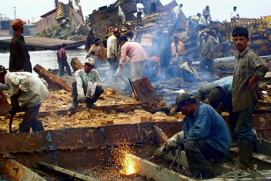 Ship-breaking poses threat to workers’ lives in Ctg