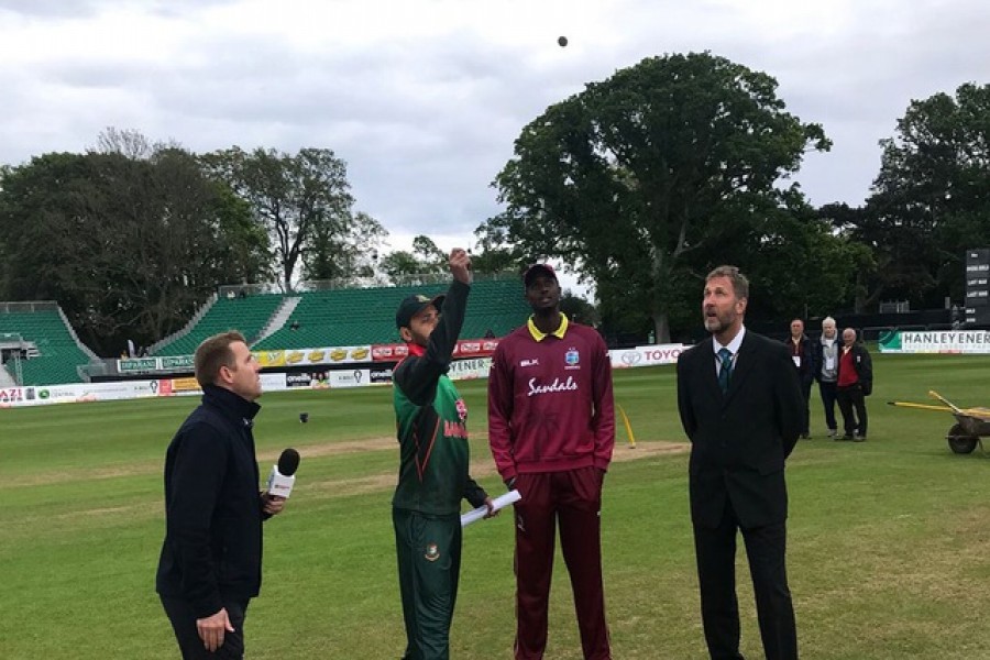 Rain halts play in Dublin