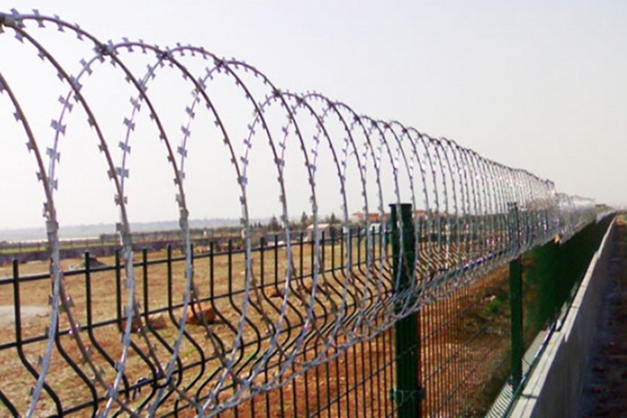 Rohingya camps to be fenced off with barbed-wire