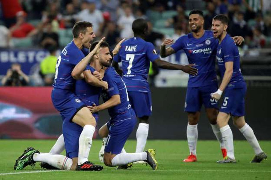 Chelsea's Olivier Giroud, second left, celebrating after scoring his side's opening goal during the Europa League Final football match between Arsenal and Chelsea at the Olympic stadium in Baku, Azerbaijan  on Wednesday       	— AP