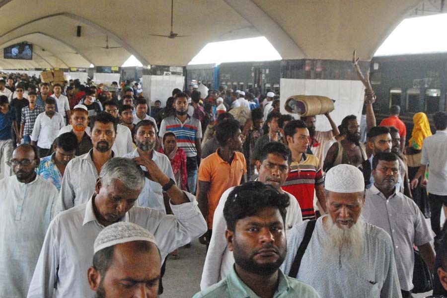 Minister apologises to holidaymakers for delay trains