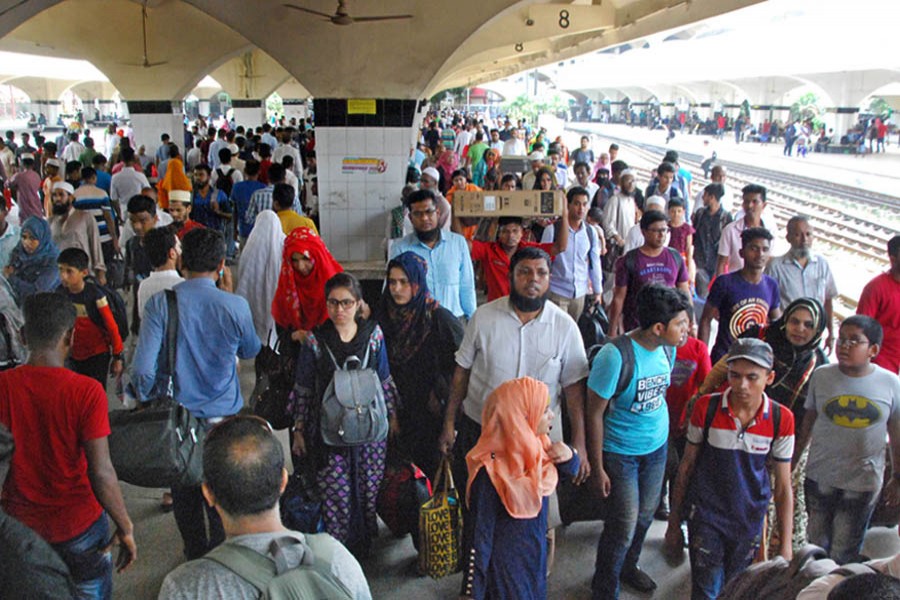 Home-goers' rush reaches peak