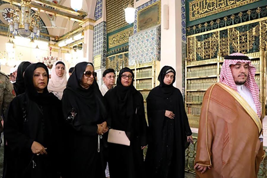 PM offers ziarat at Masjid-e Nababi