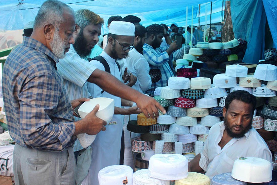 Sales of attar, prayer caps reach peak