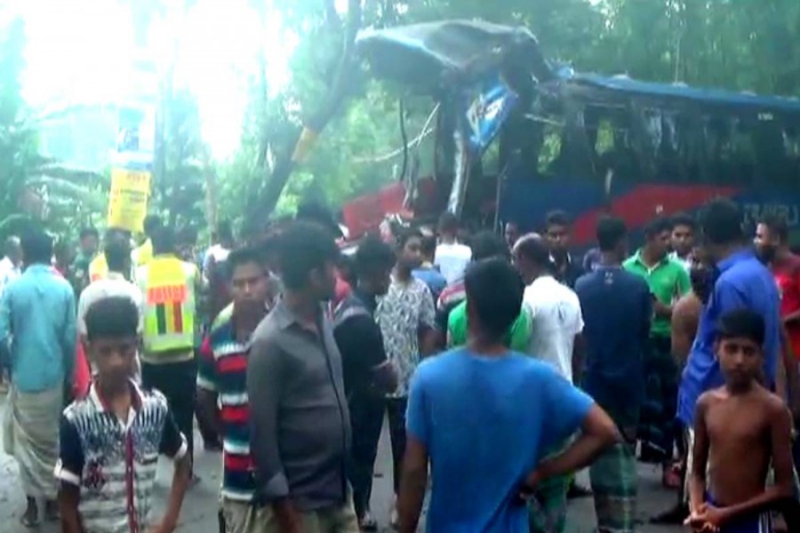 Six die in Faridpur road accident