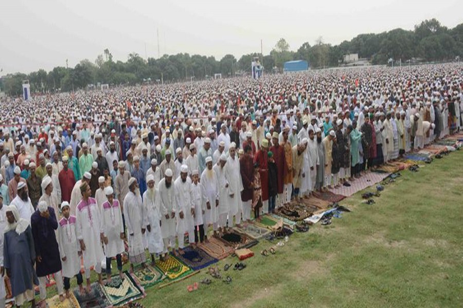 Eid congregations: Gor-e-Shahid hosts 0.6m, Sholakia 0.5m