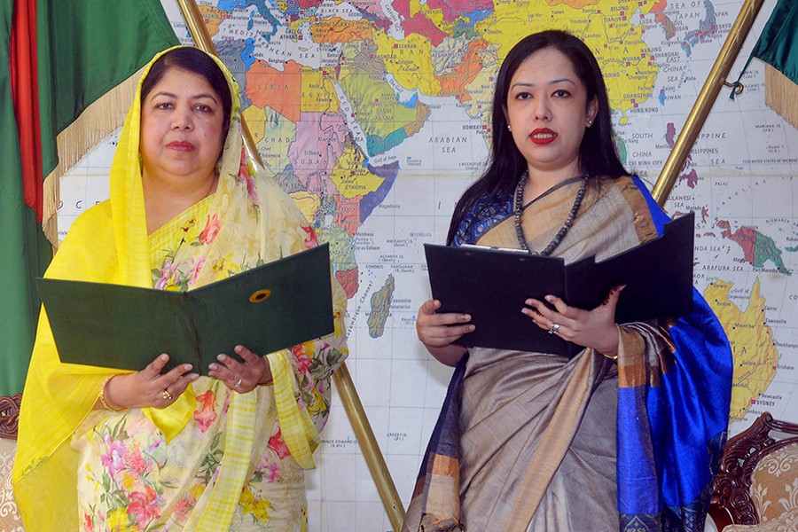 Speaker Dr Shirin Sharmin Chaudhury administers the oath to BNP's MP-elect Barrister Rumeen Farhana at the Jatiya Sangsad Bhaban on Sunday — Focus Bangla photo