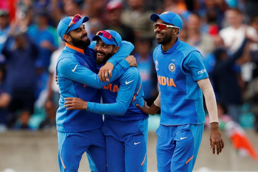 India's Ravindra Jadeja celebrates taking a catch off Australia's Glenn Maxwell with team mates. Action Images via Reuters/Andrew Boyers