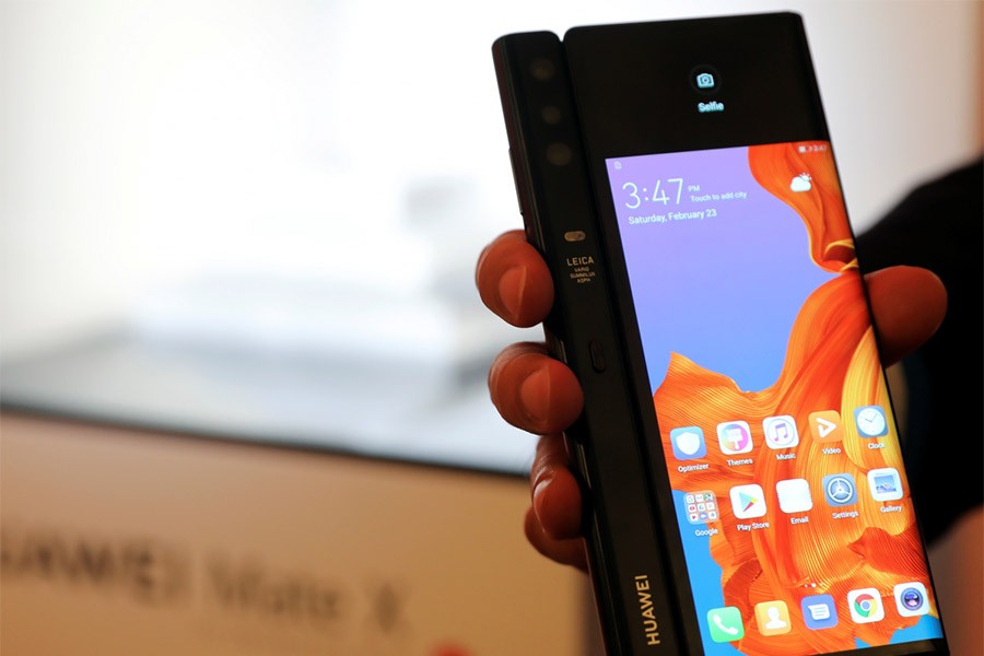 Huawei delays launch of folding smartphone