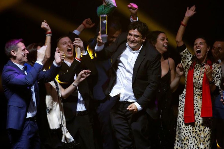 Chef-owner of Mirazur restaurant Mauro Colagreco and his team react after receiving the award for Best Restaurant during the World's 50 Best Restaurants Awards at the Marina Bay Sands in Singapore, June 25, 2019 - REUTERS/Feline Lim