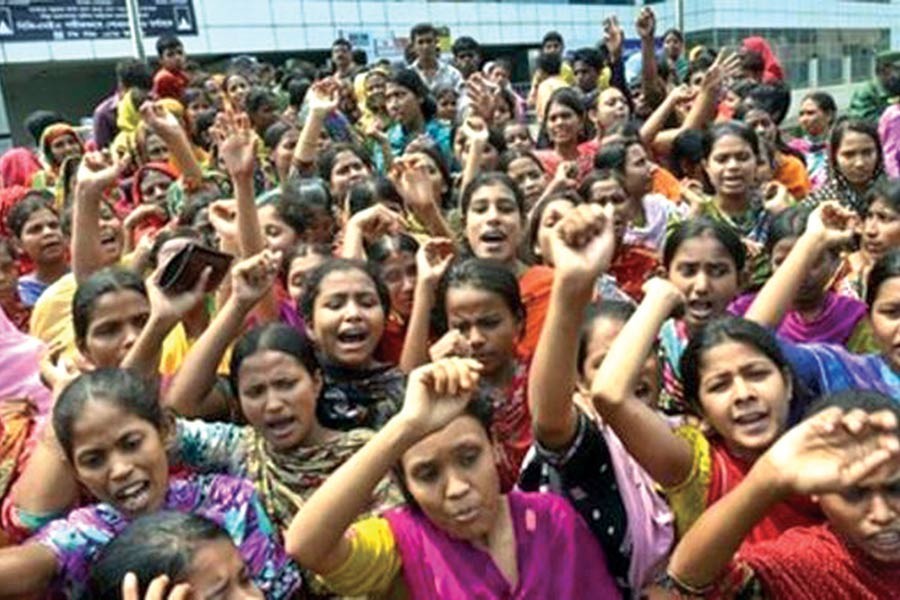 RMG workers block city road