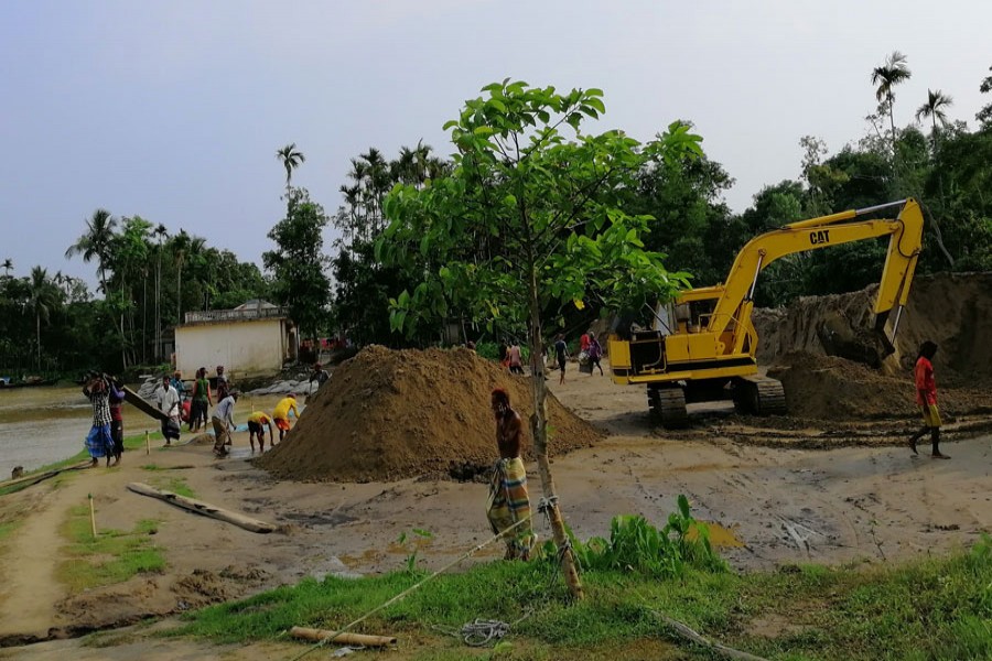 Riverbank protection work is going on in the Digholbak area under Nabiganj upazila of Habiganj district. The photo was taken on Monday     	— FE photo