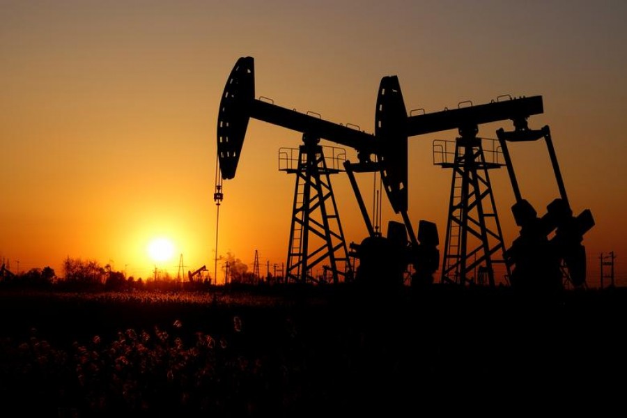 Oil prices tread water as market eyes global risks