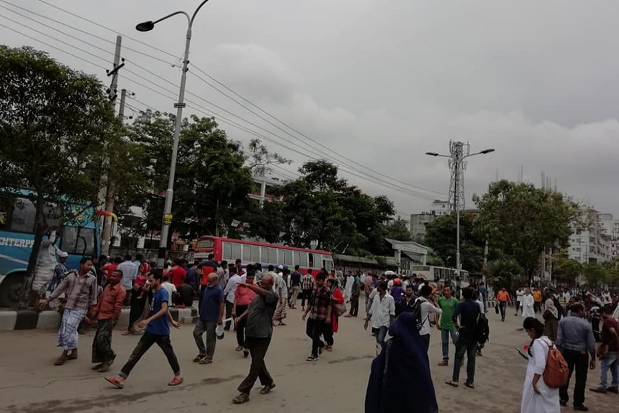 Rickshaw pullers block Dhaka roads to protest ban