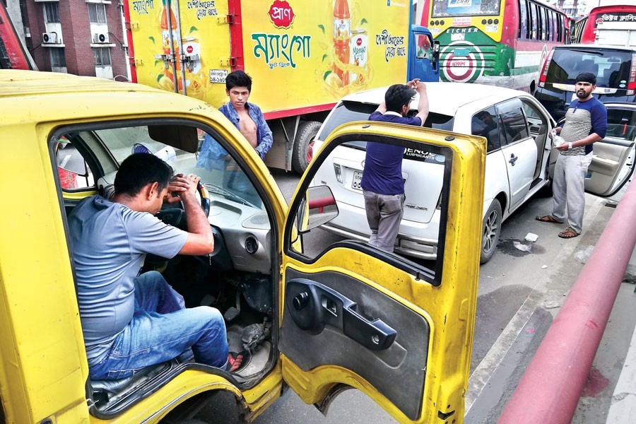 Rickshaw ban: Pullers halt demo, give two days’ ultimatum