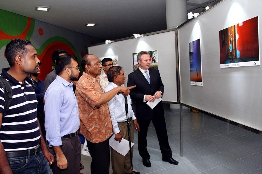 Int’l photo exhibition begins at Novo Theatre