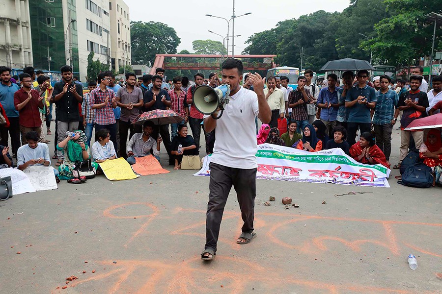 Affiliations with colleges: DU students block Shahbag again