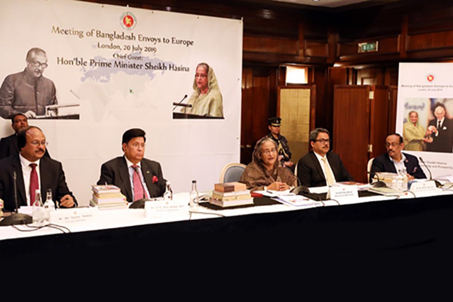Pursue economic diplomacy: PM to envoys