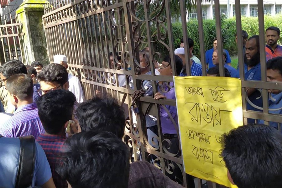 DU protests continue demanding disaffiliation of  seven colleges