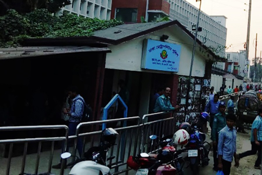 Bomb scare hits Dhaka’s Paltan, Khamarbari