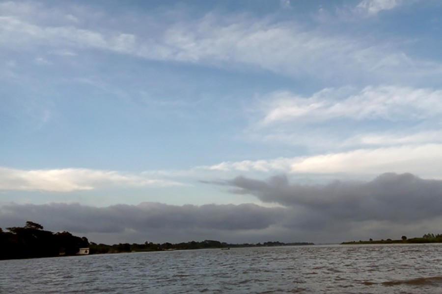 Flood prevails as water levels of major rivers decrease slowly