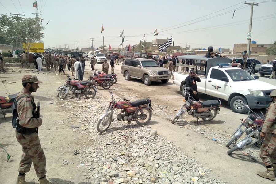 Attacks on Pakistan security forces kill 10