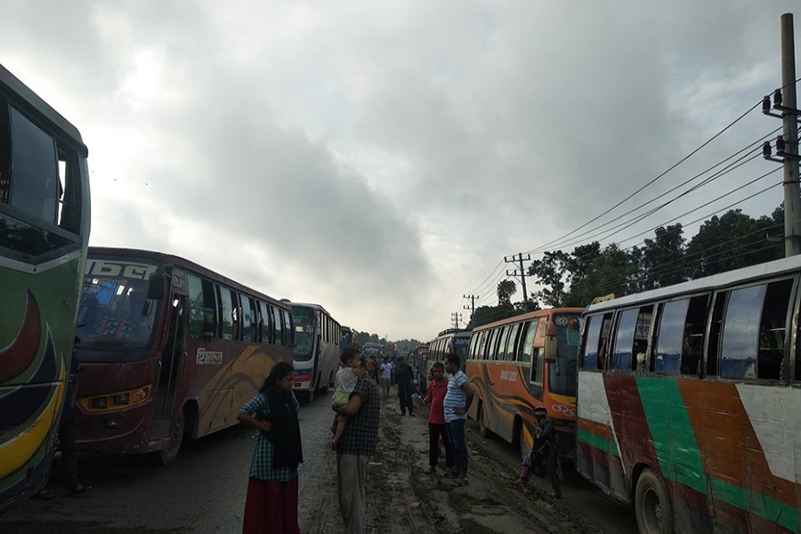 Eid journey: Huge tailback on Dhaka-Tangail highway