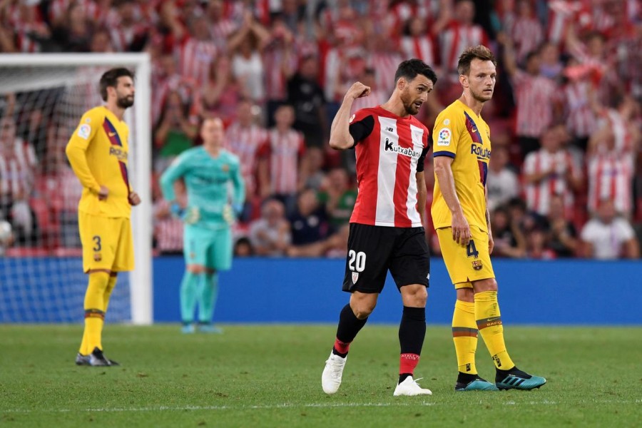 Soccer Football - La Liga Santander - Athletic Bilbao v FC Barcelona - San Mames, Bilbao, Spain - August 16, 2019 Athletic Bilbao's Aritz Aduriz celebrates scoring their first goal as Barcelona's Ivan Rakitic looks dejected - REUTERS/Vincent West