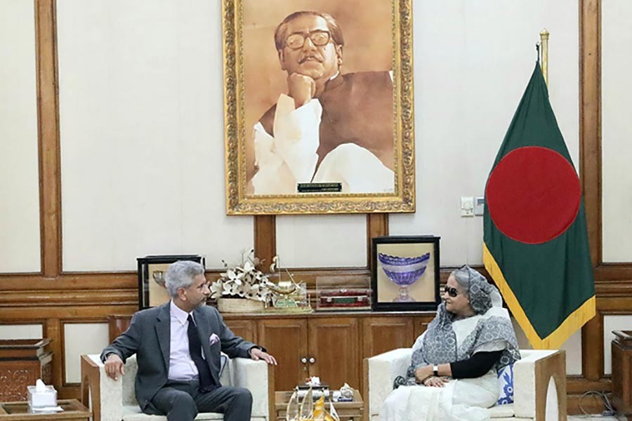 Narendra Modi invites Sheikh Hasina to visit India