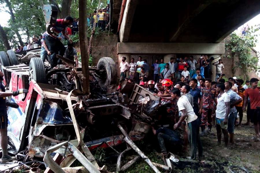 Road crash claims eight lives in Faridpur