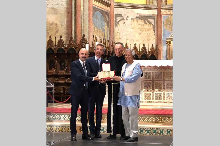 Yunus receives ‘Lamp of Peace of Saint Francis’ award