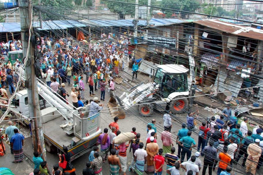 Eviction drive begins at Karwan Bazar